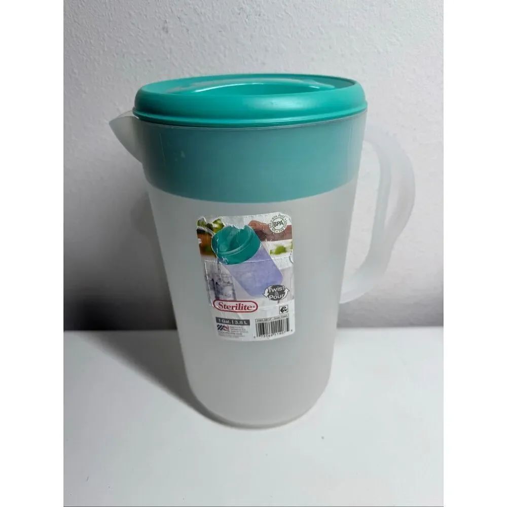 Sterilite One-Gallon Round Pitcher, Clear Base Green Lid